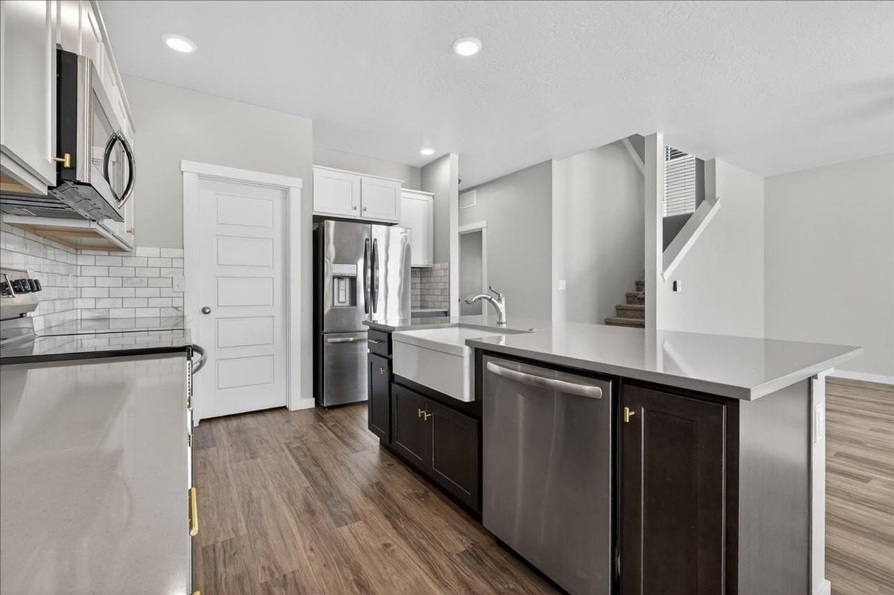 339 S Sunset Point Way - Photo 4 of 17