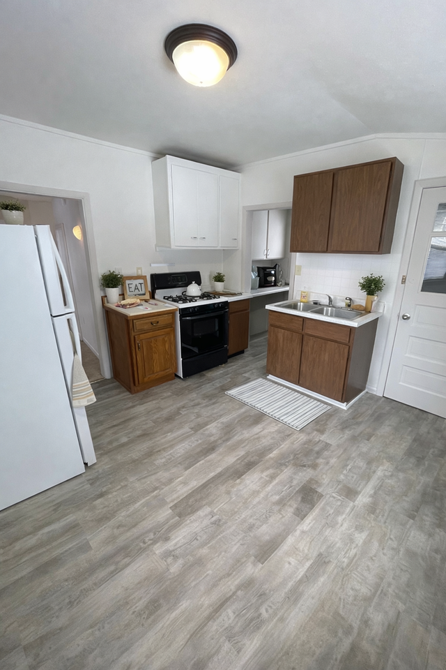 624 N 11th Ave E - Photo 3 of 10