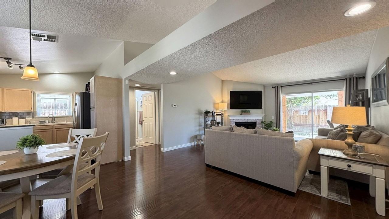 1562 Campus Ave - Photo 4 of 20