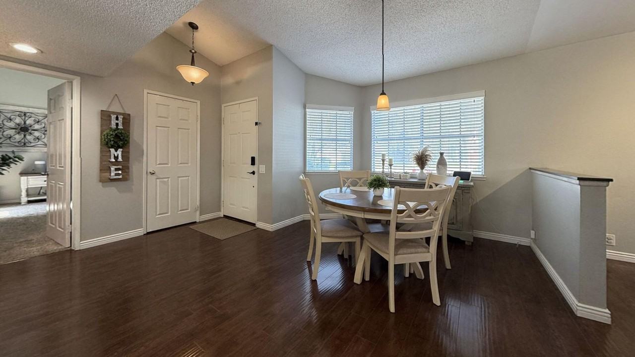 1562 Campus Ave - Photo 5 of 20