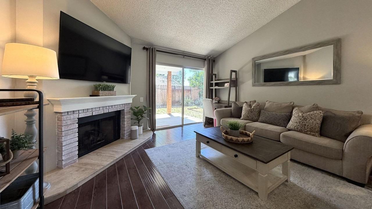 1562 Campus Ave - Photo 6 of 20