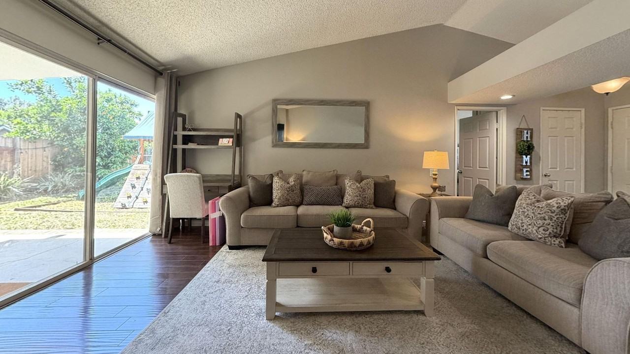 1562 Campus Ave - Photo 7 of 20