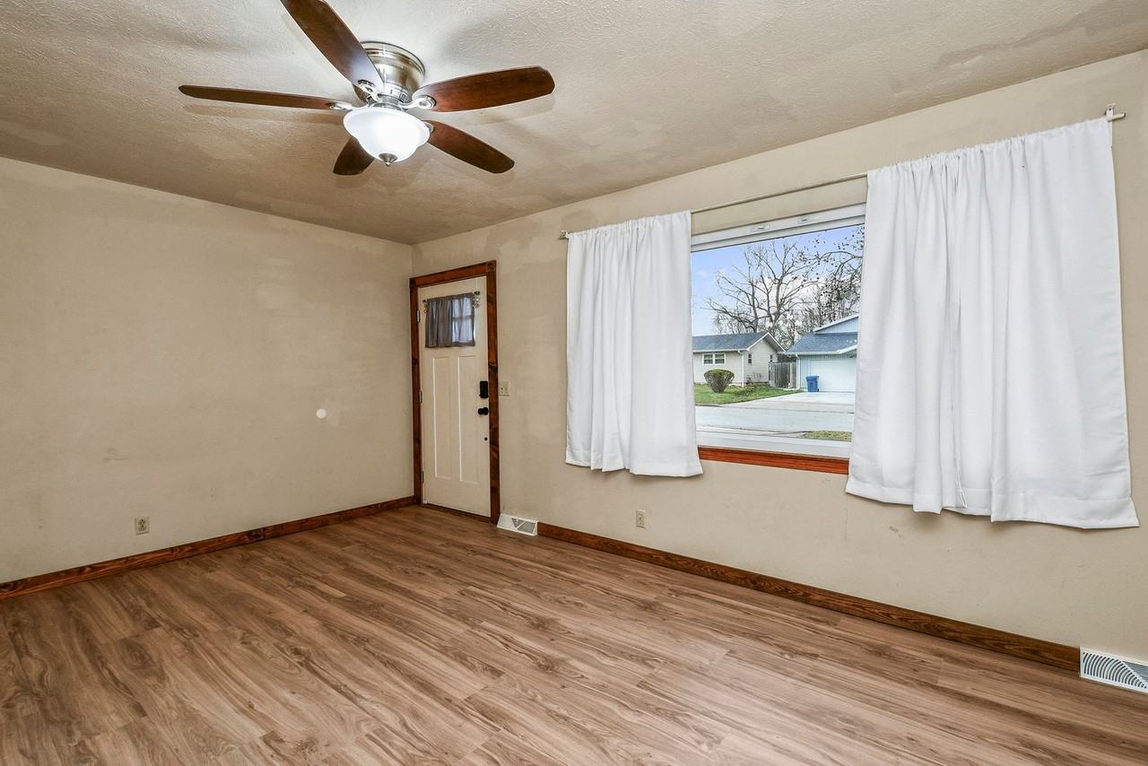 2744 W Sylvia Ct - Photo 3 of 18