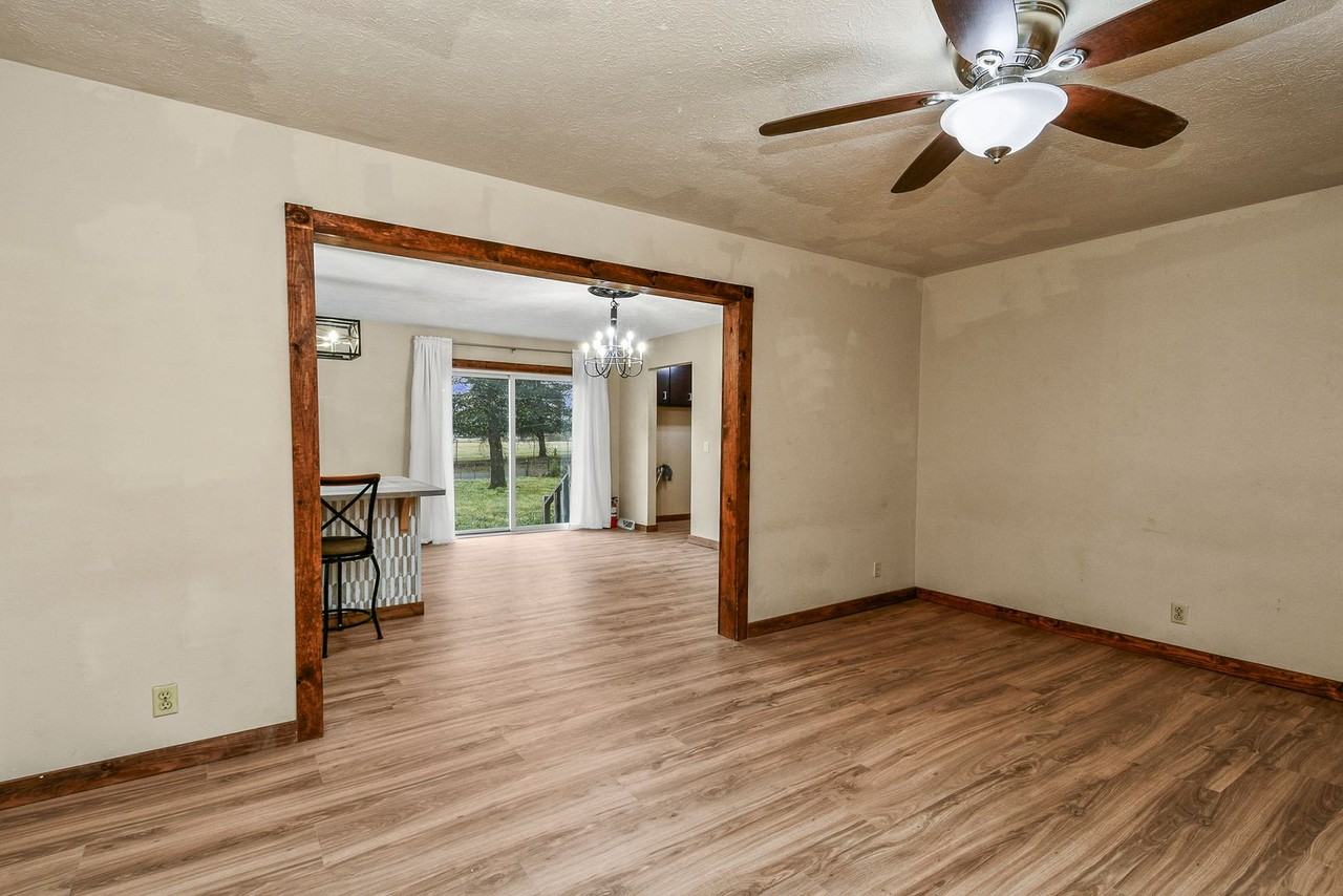 2744 W Sylvia Ct - Photo 4 of 18