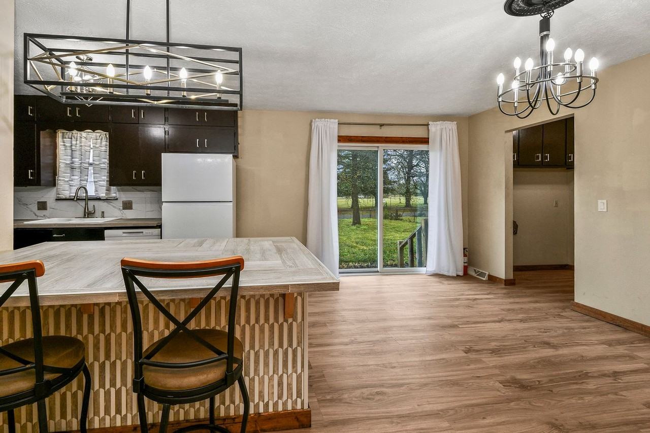 2744 W Sylvia Ct - Photo 5 of 18