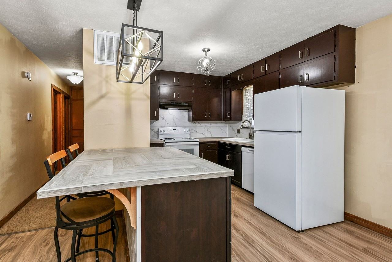 2744 W Sylvia Ct - Photo 6 of 18