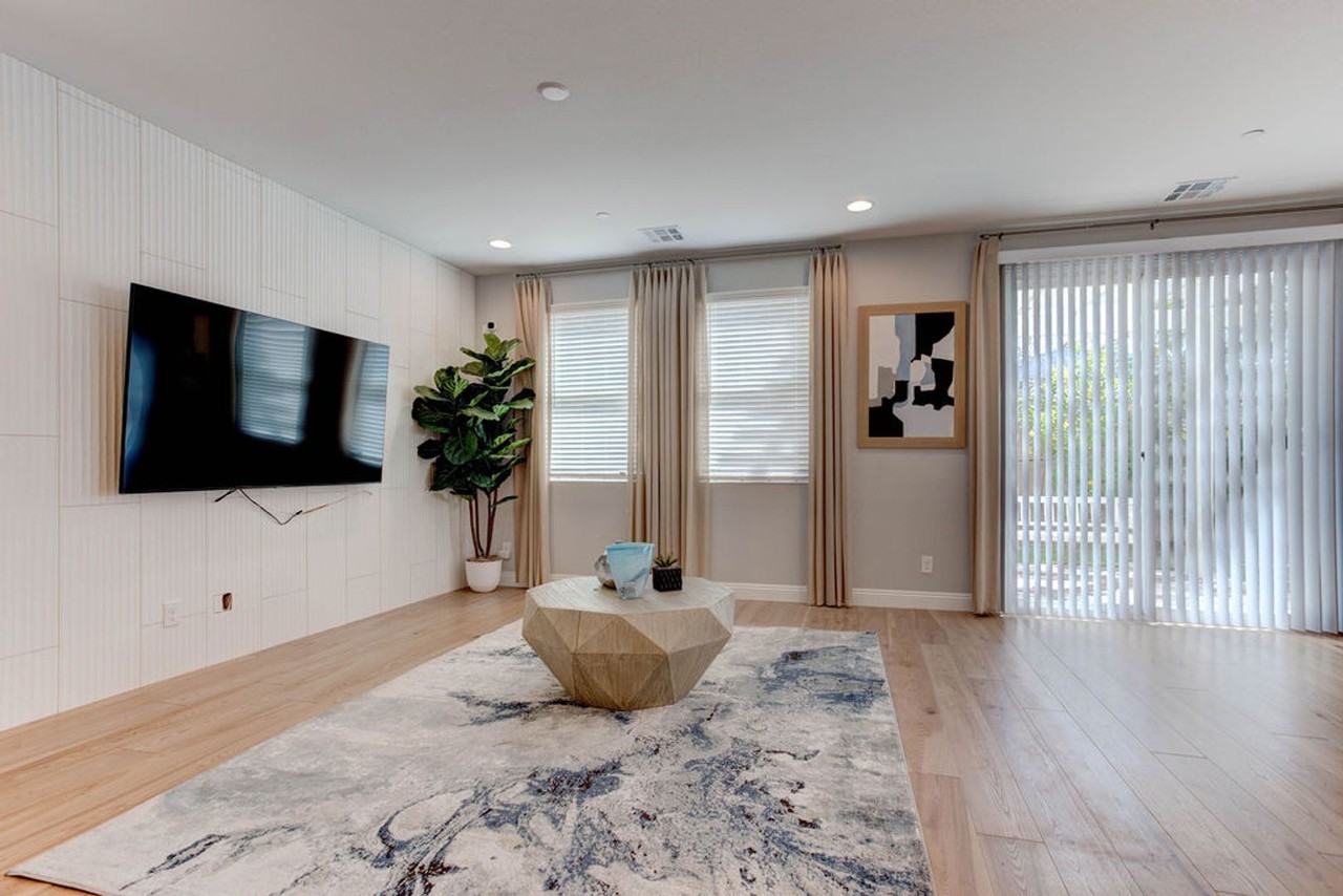 8580 Luse St - Photo 4 of 39