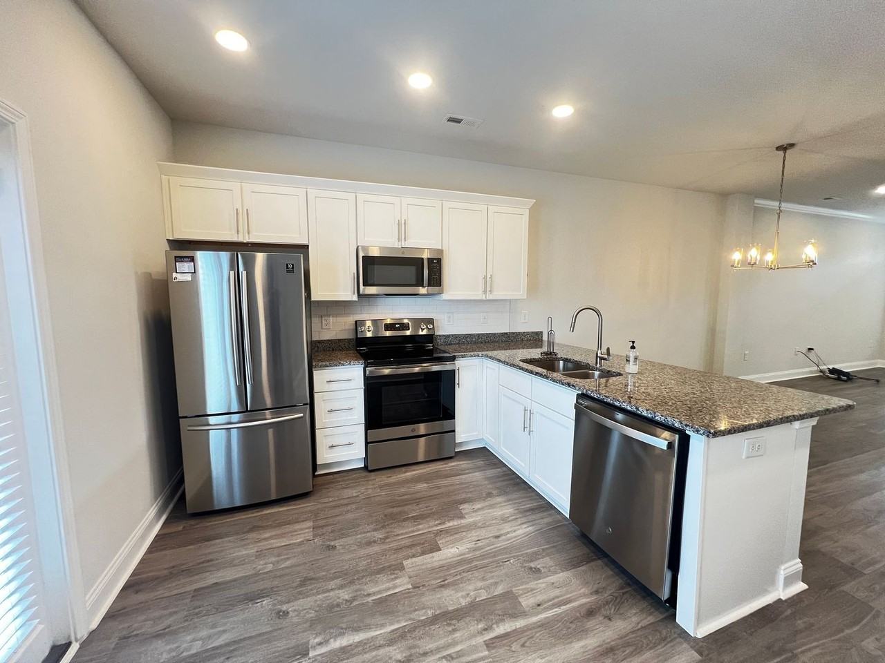 812 Moen Pl - Photo 5 of 25