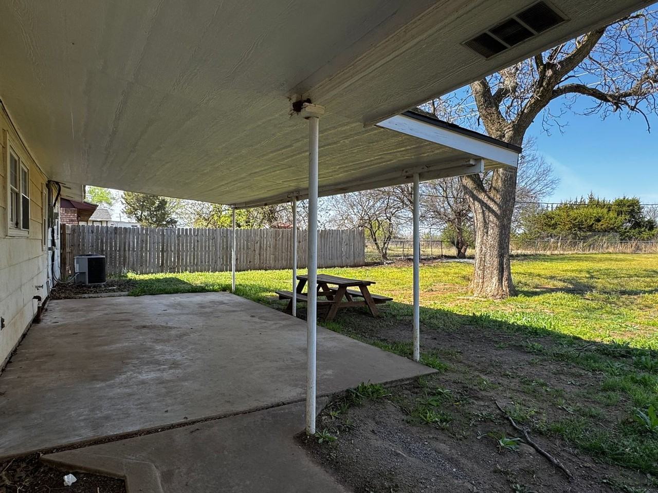 3028 Ne Pioneer Blvd - Photo 2 of 14