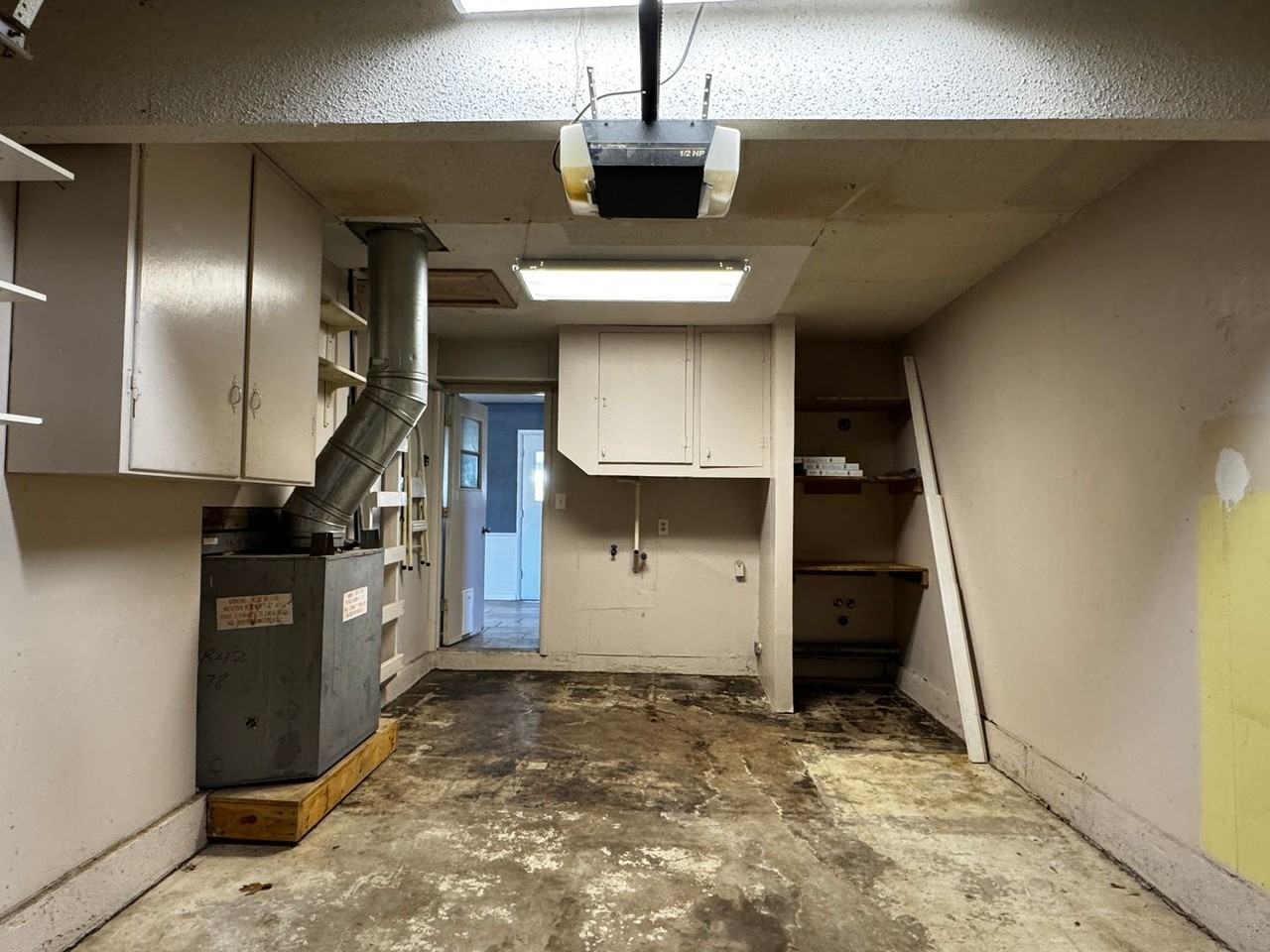 3028 Ne Pioneer Blvd - Photo 4 of 14