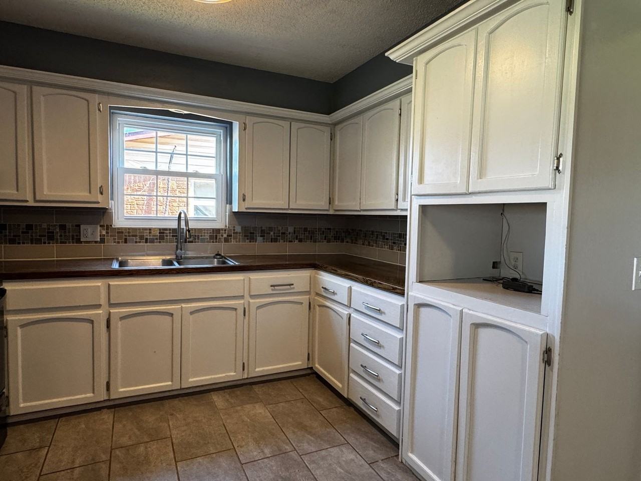 3028 Ne Pioneer Blvd - Photo 5 of 14