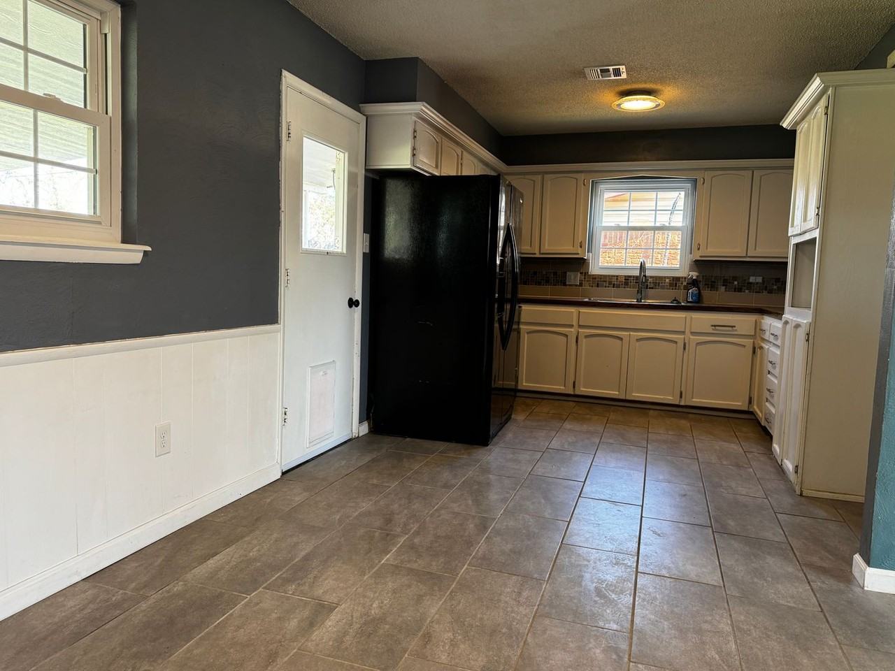 3028 Ne Pioneer Blvd - Photo 7 of 14