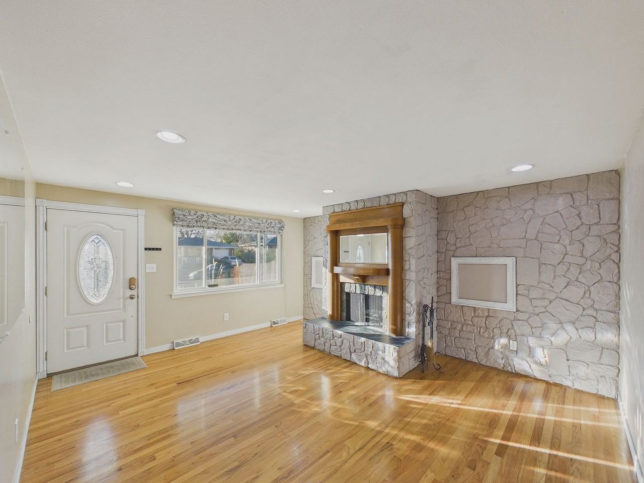 8482 Rutgers St - Photo 2 of 28