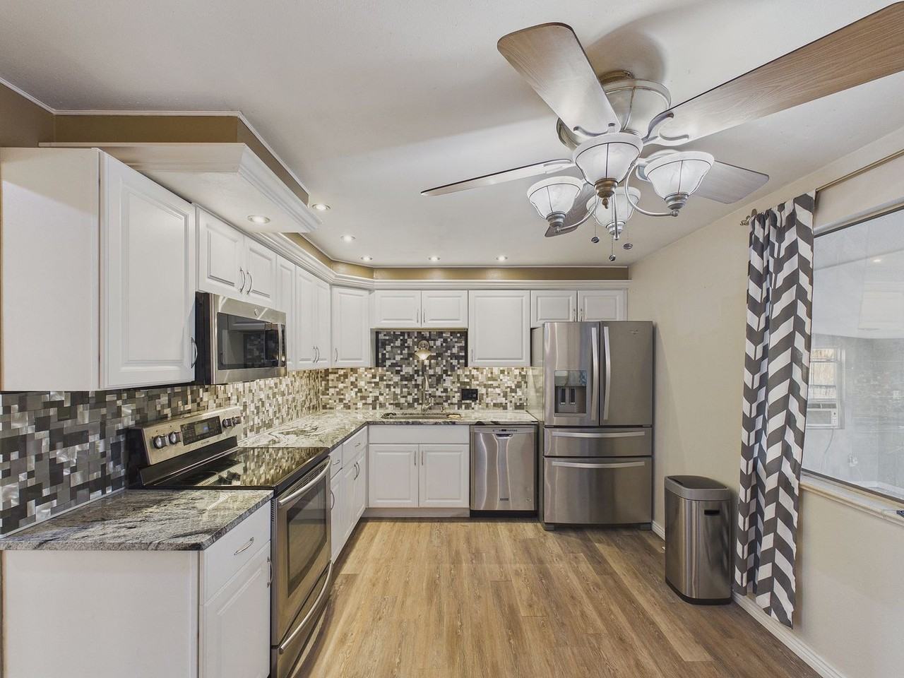 8482 Rutgers St - Photo 6 of 28