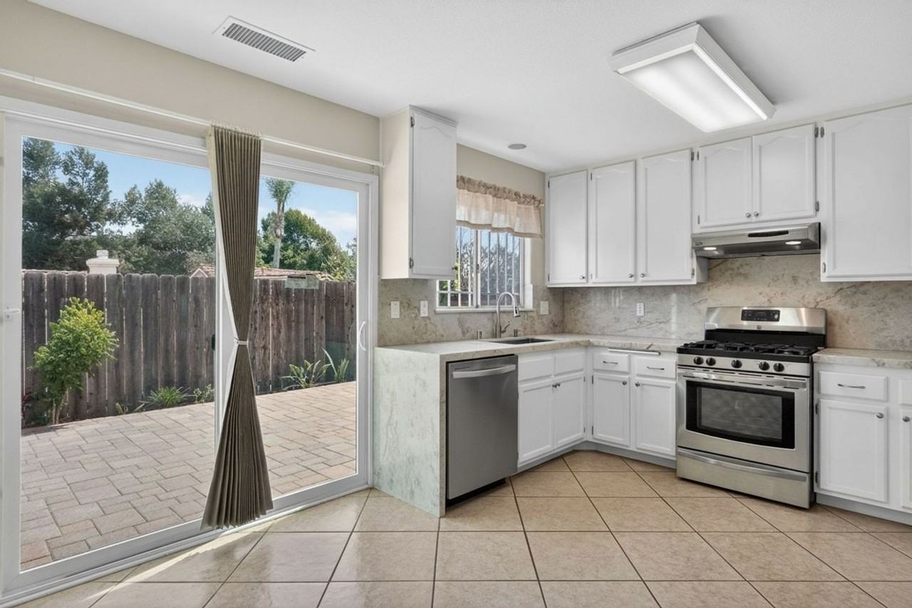 2111 Rebecca Way - Photo 3 of 26