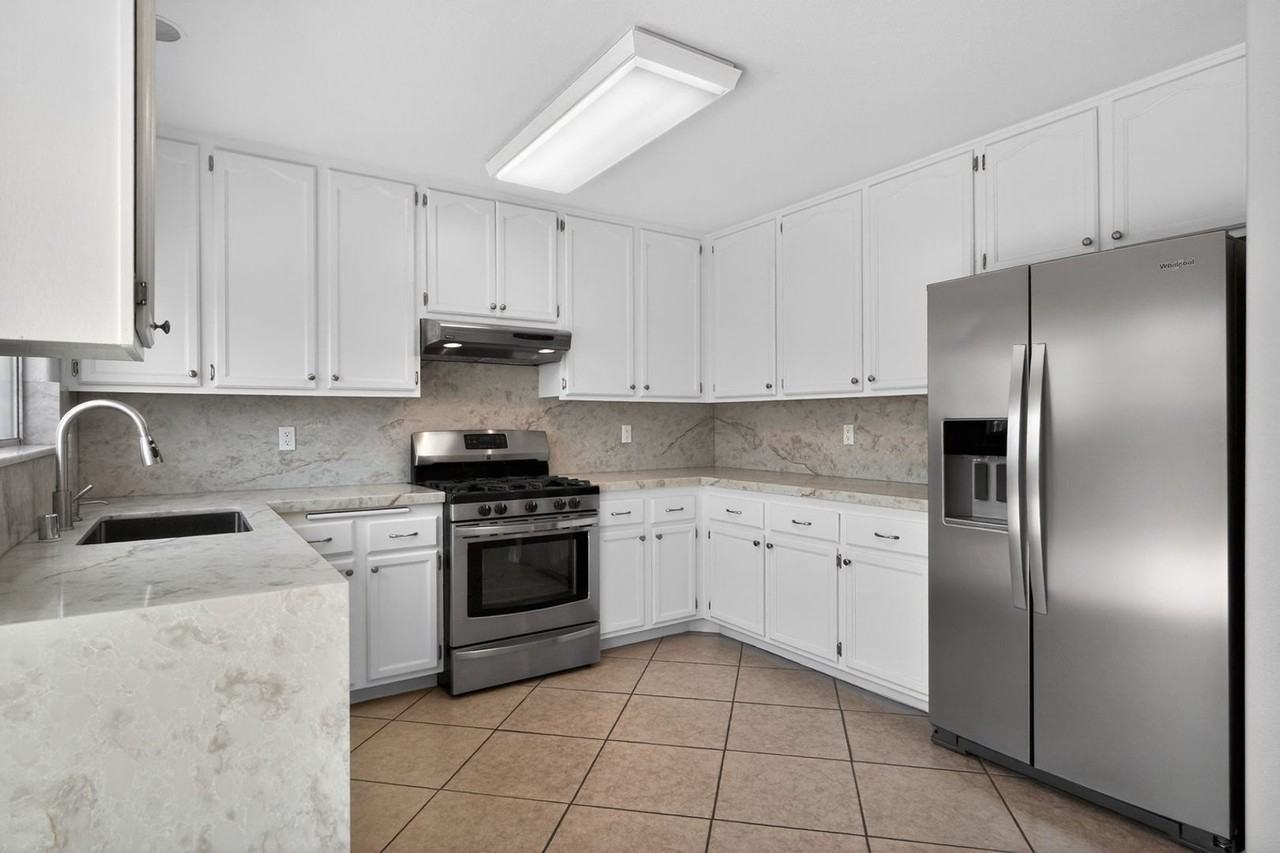 2111 Rebecca Way - Photo 4 of 26