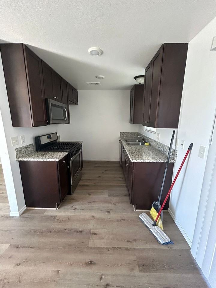 405 N Green St - Photo 3 of 13