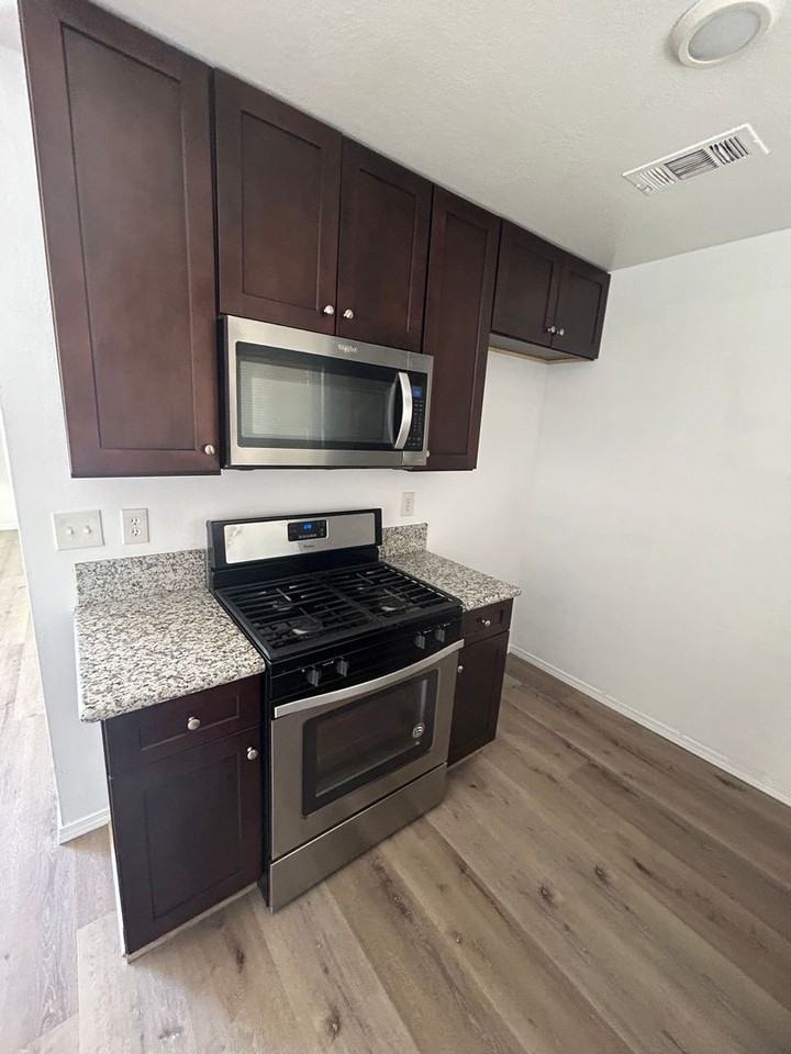 405 N Green St - Photo 5 of 13