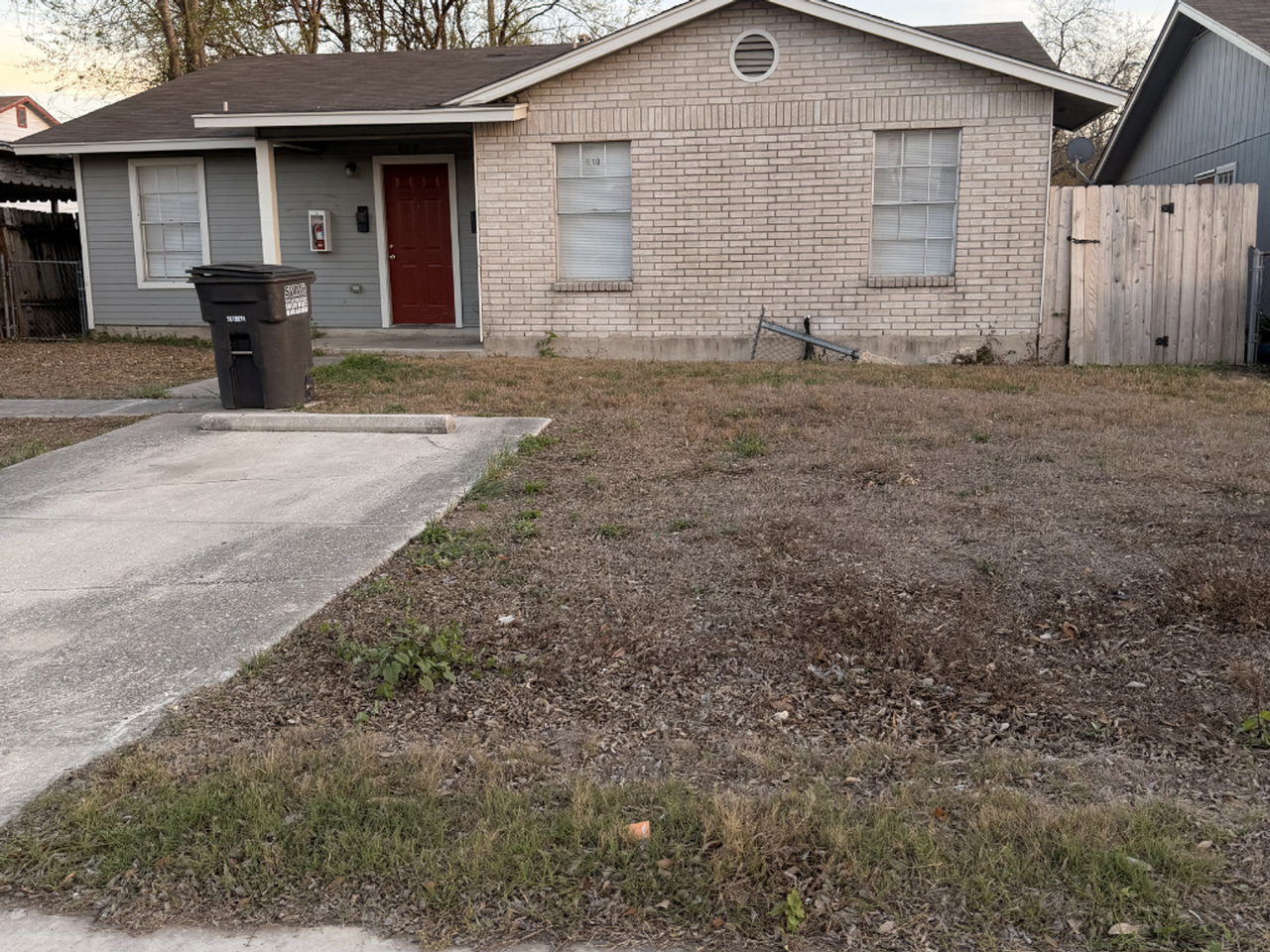 810 W Olmos Dr - Photo 2 of 23