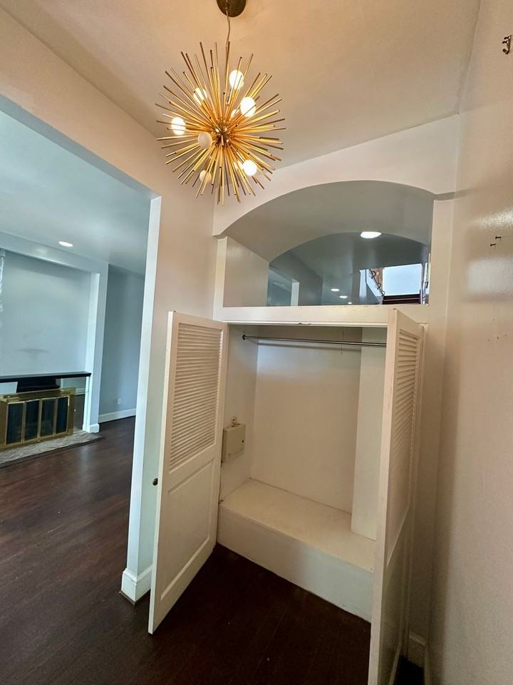 412 E Liberty St - Photo 5 of 32