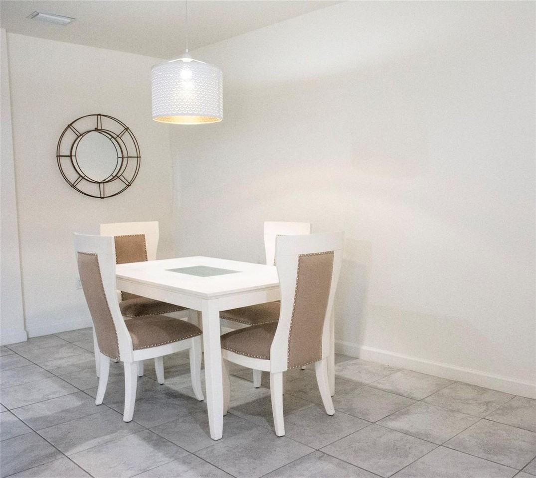 315 Ne 208th Ter - Photo 3 of 19