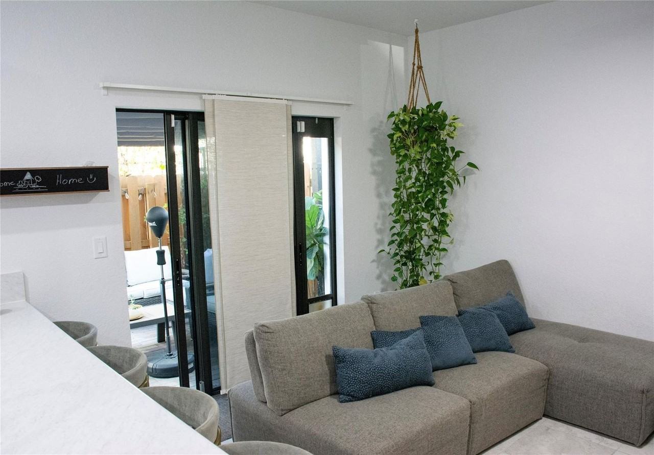 315 Ne 208th Ter - Photo 5 of 19