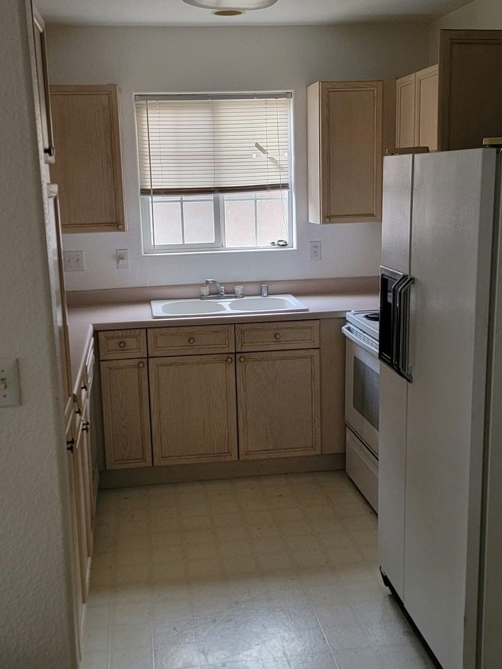 5122 West 11th Street - Photo 2 of 11