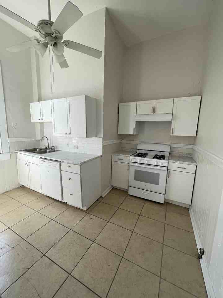1202 Marengo - Photo 2 of 7