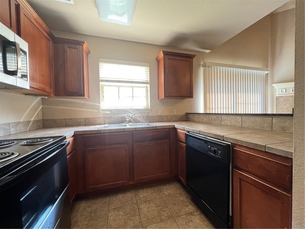 1777 N Chestnut Ave - Photo 4 of 12