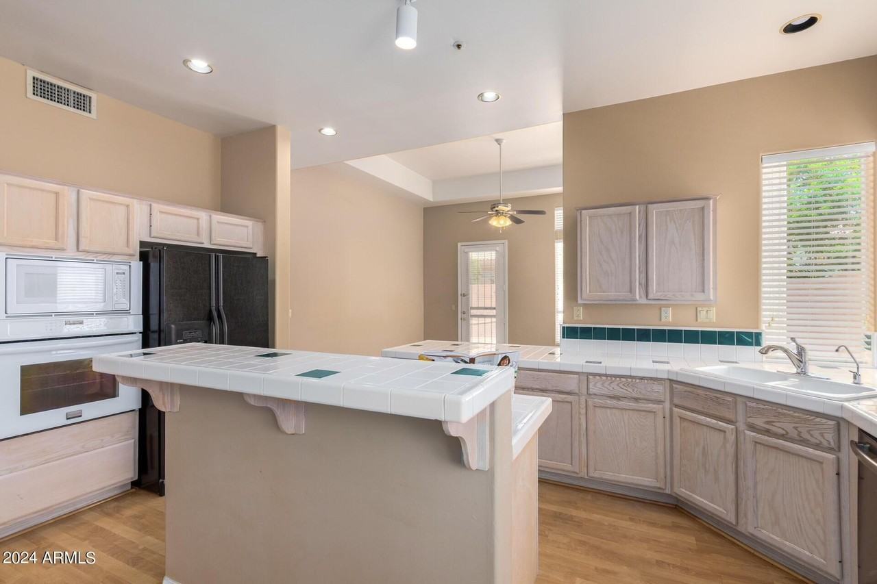 8924 E Captain Dreyfus Ave - Photo 7 of 45