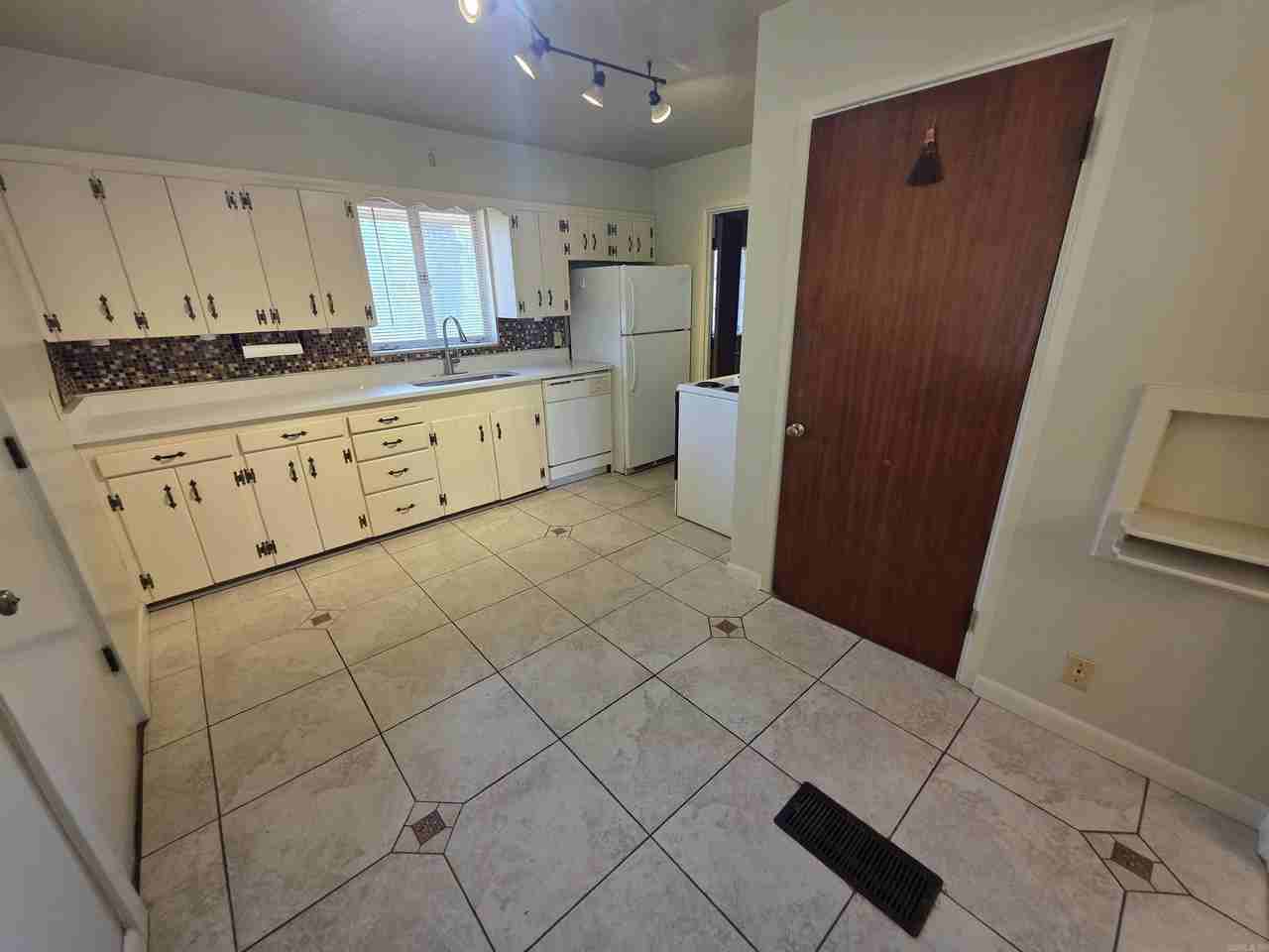 46 Glenmere Dr - Photo 5 of 14