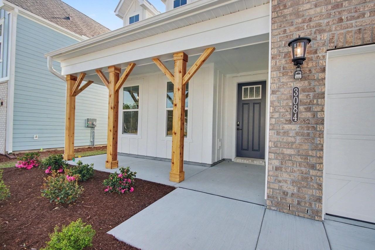 3084 Claredon St - Photo 2 of 36