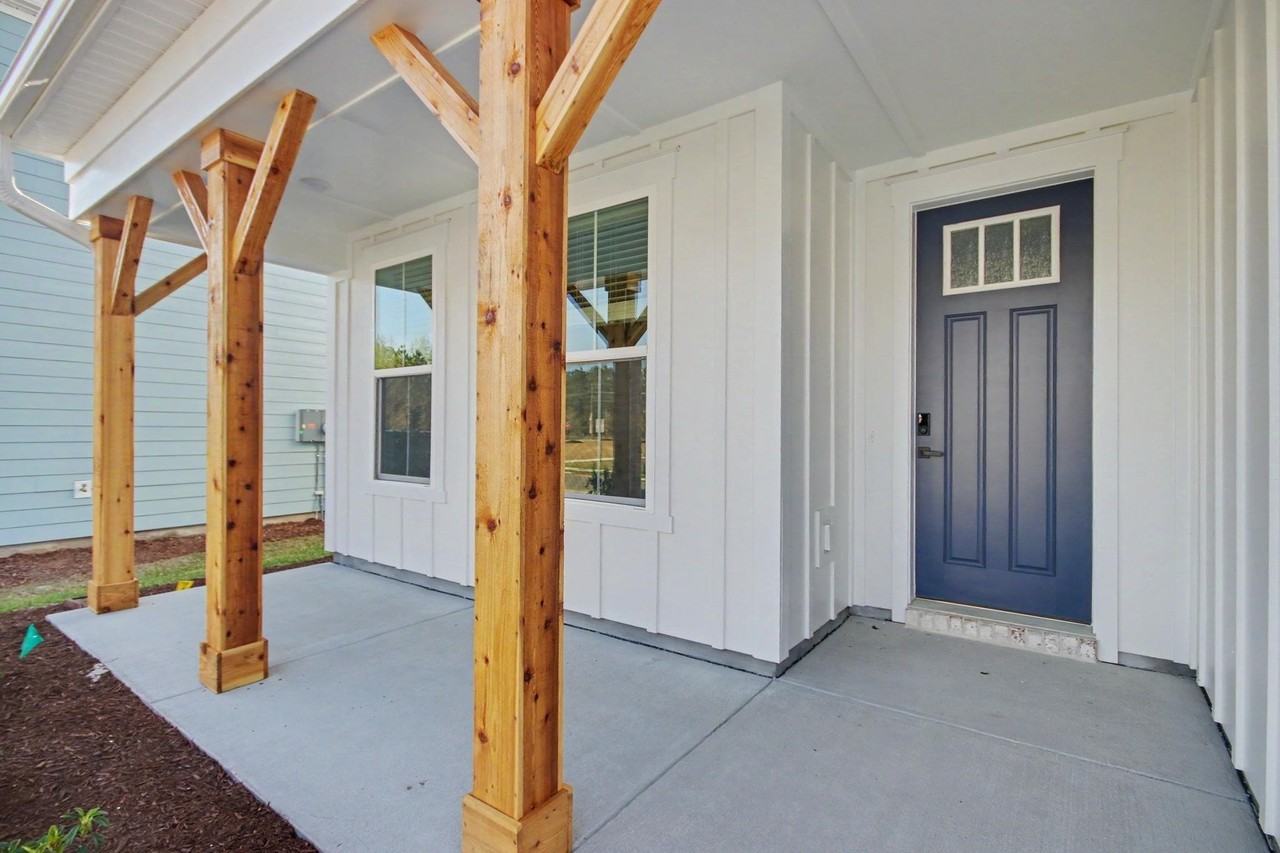 3084 Claredon St - Photo 3 of 36