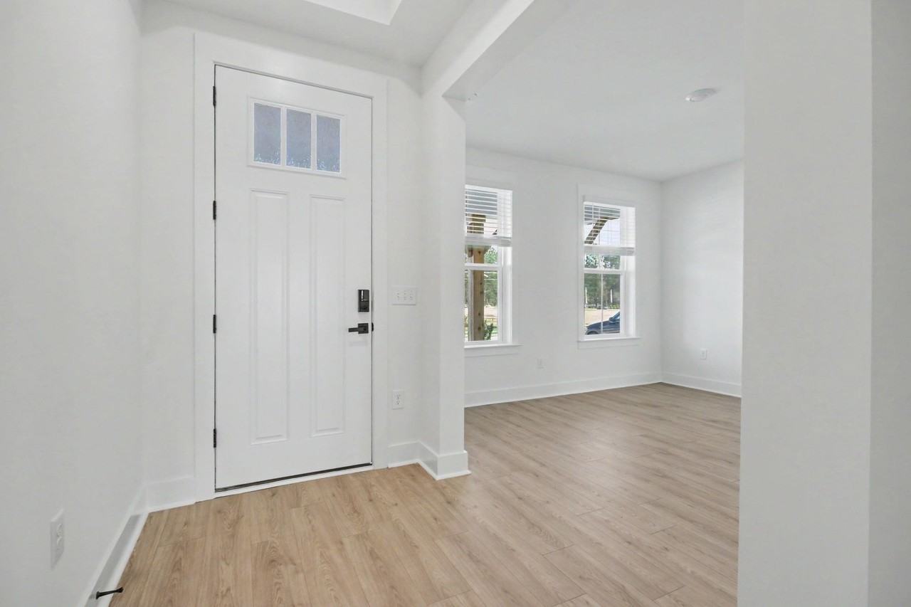 3084 Claredon St - Photo 4 of 36