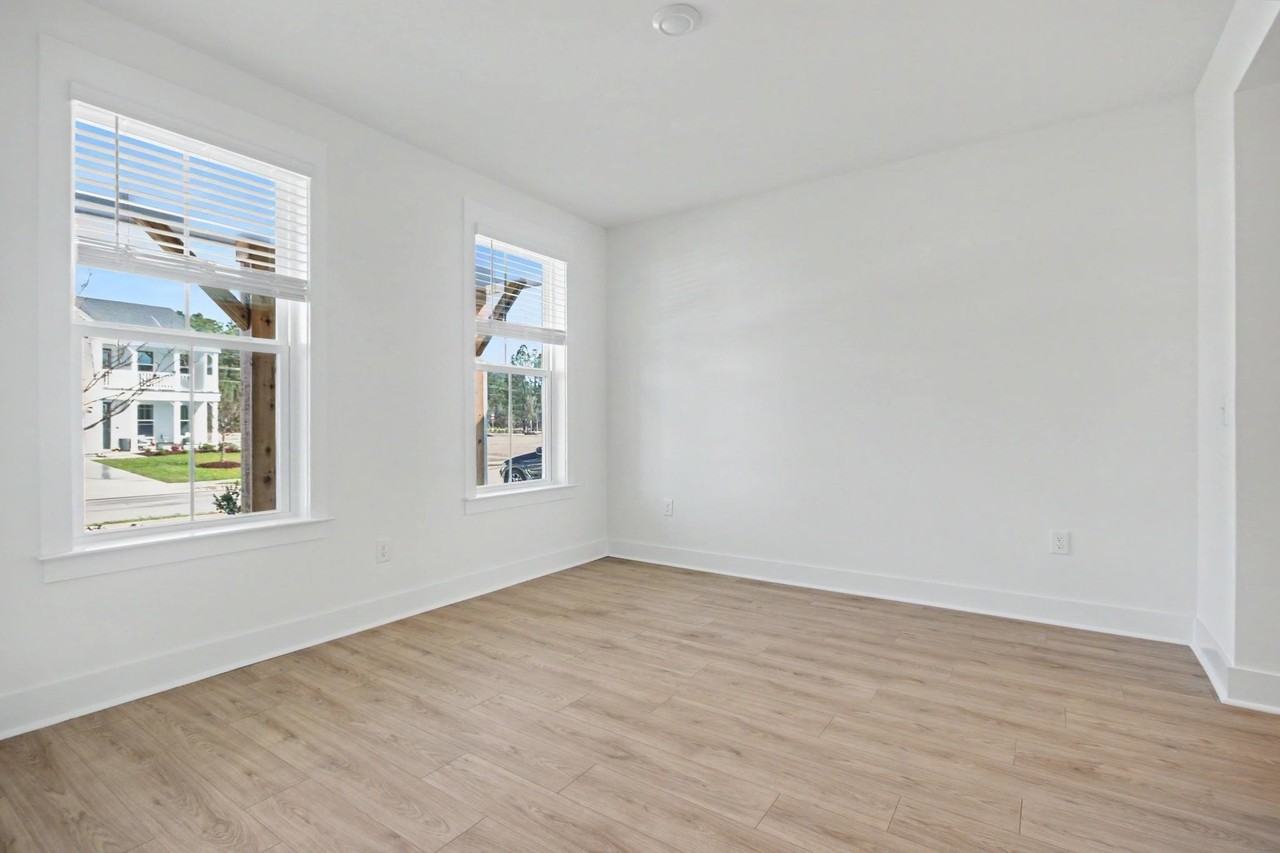 3084 Claredon St - Photo 5 of 36