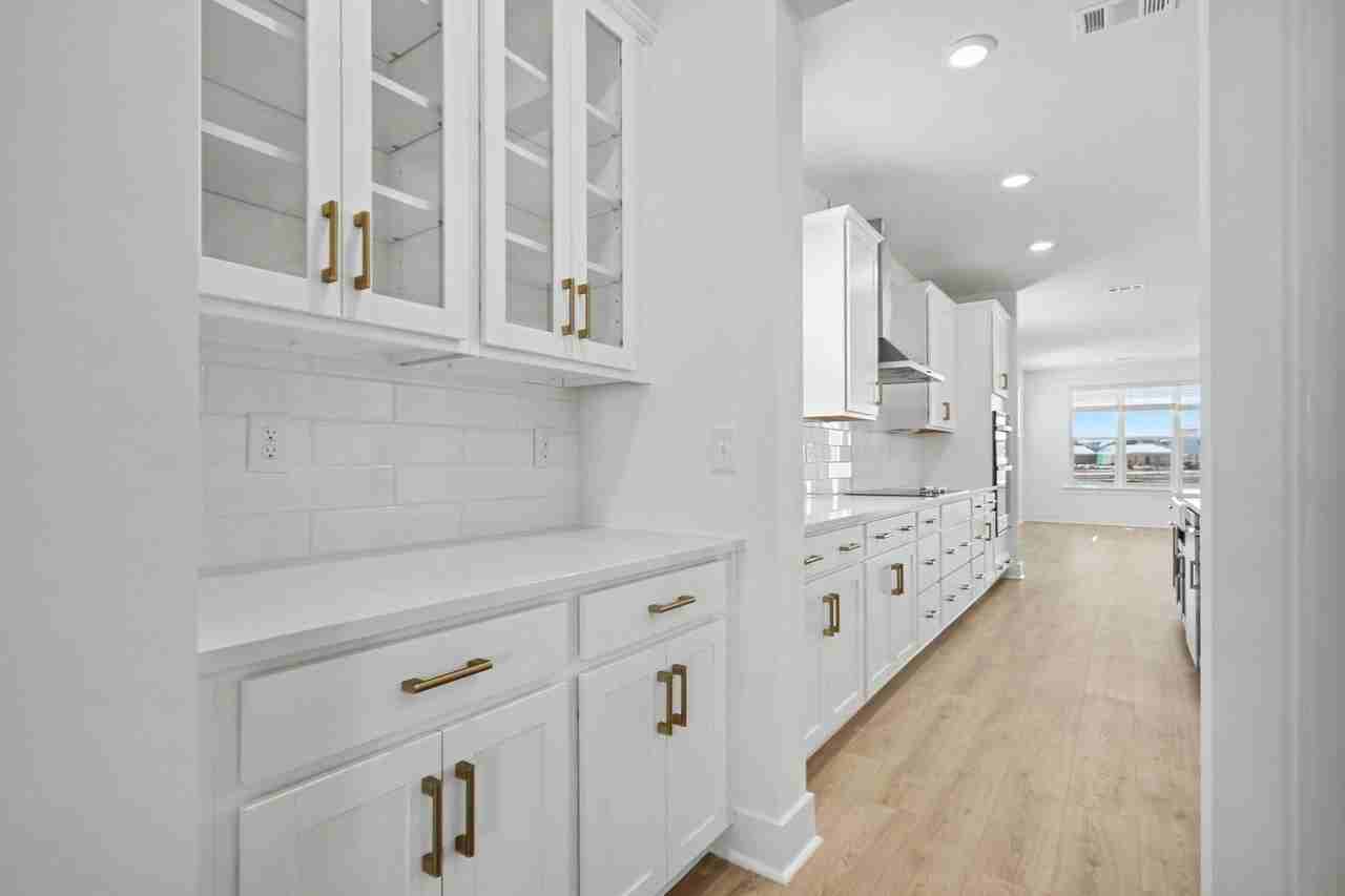 3084 Claredon St - Photo 7 of 36