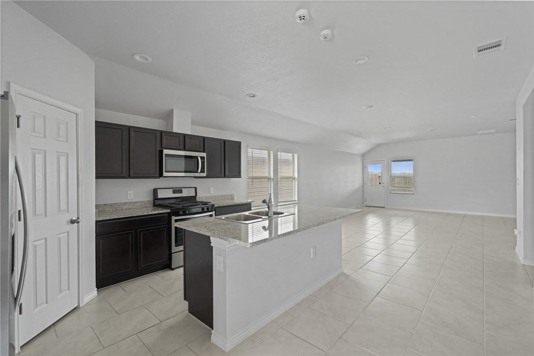 1513 Pleasant Dr - Photo 4 of 13