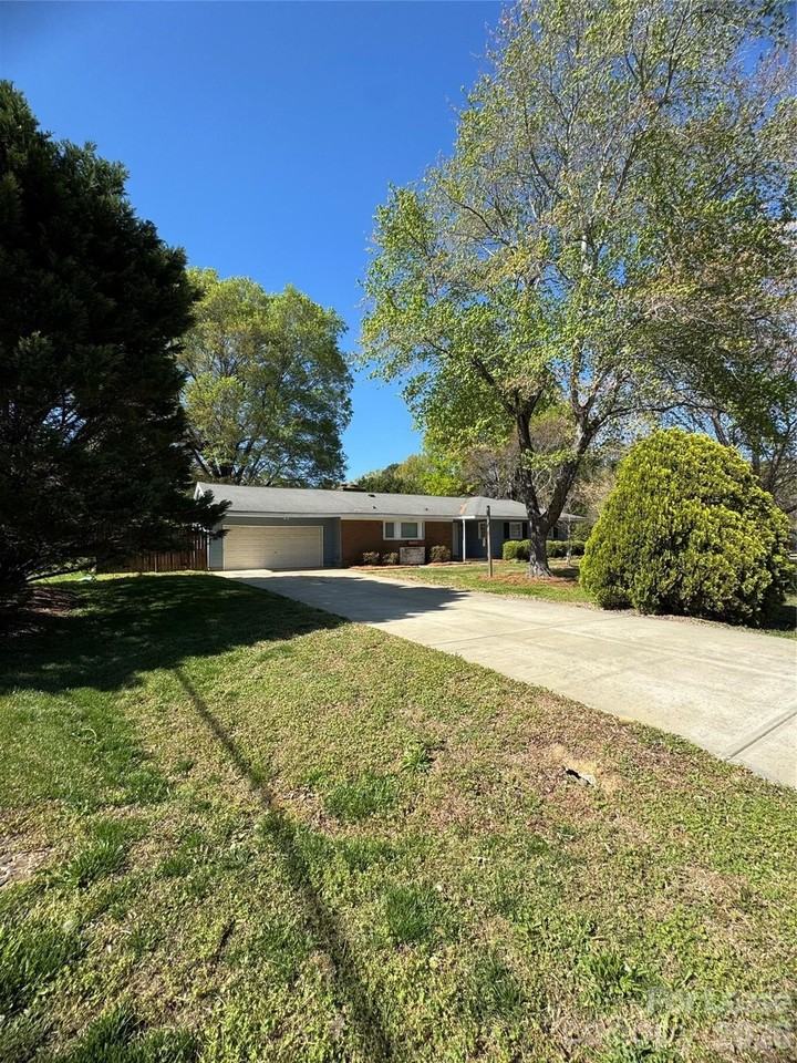 1803 Overhill Dr - Photo 2 of 3