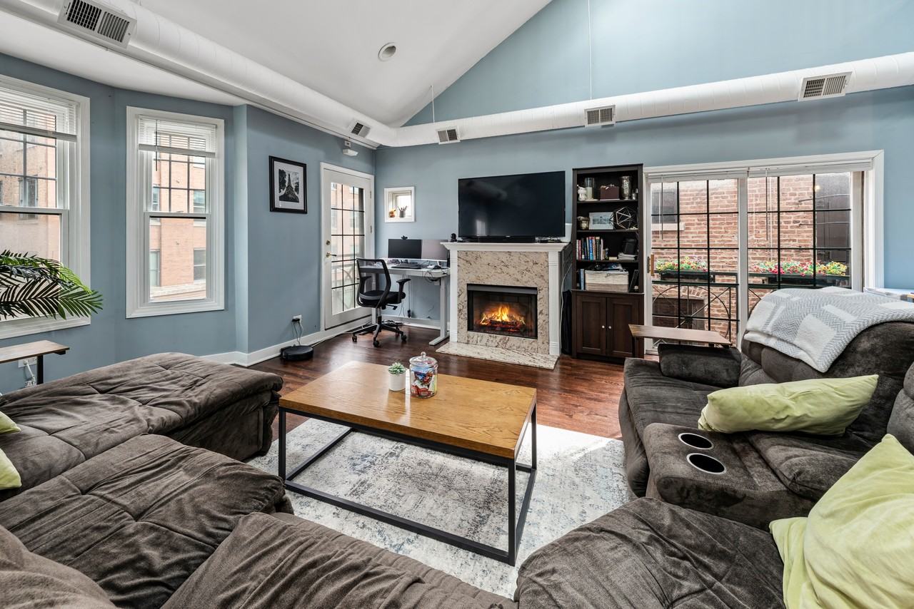 811 W Superior St #4 - Photo 4 of 26
