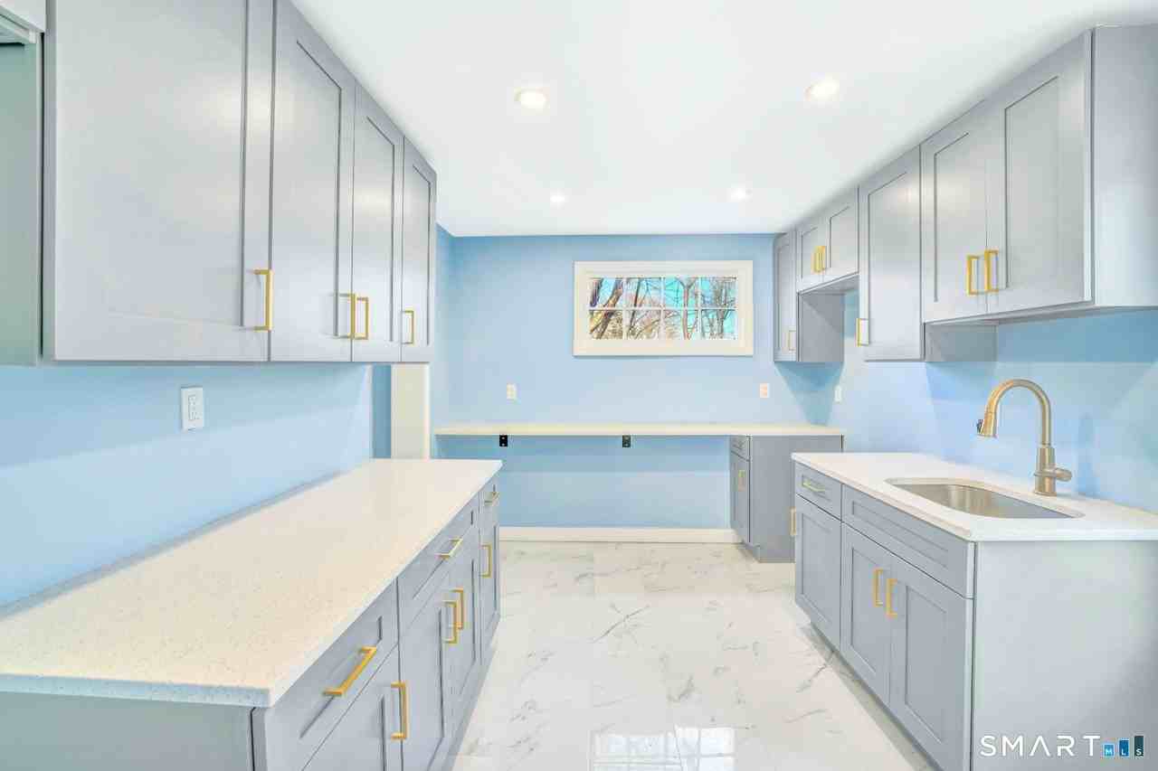 341 Lincoln St - Photo 3 of 12