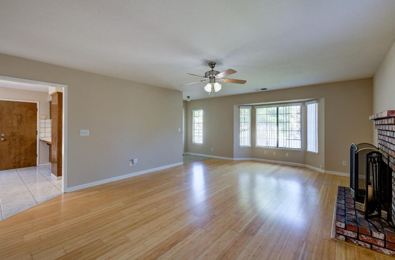 2394 Scott Ave - Photo 4 of 16