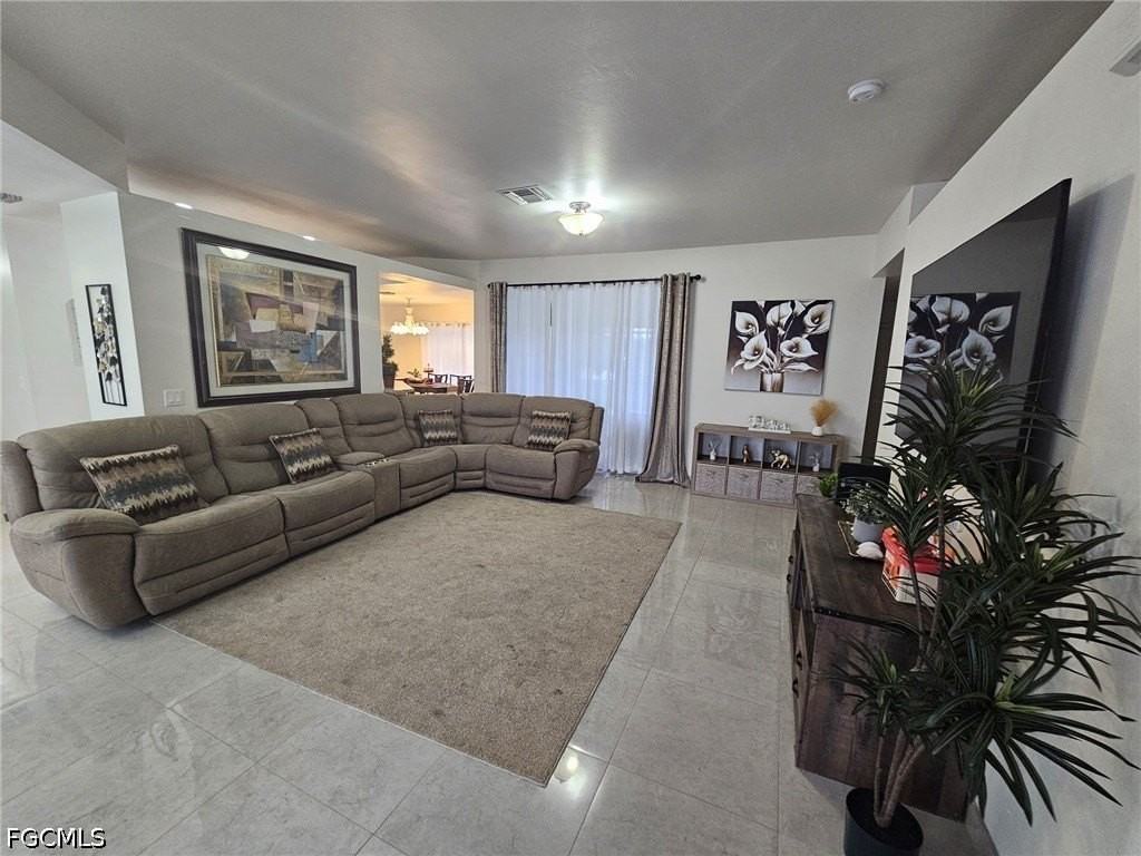 918 Ne 13th St - Photo 3 of 48