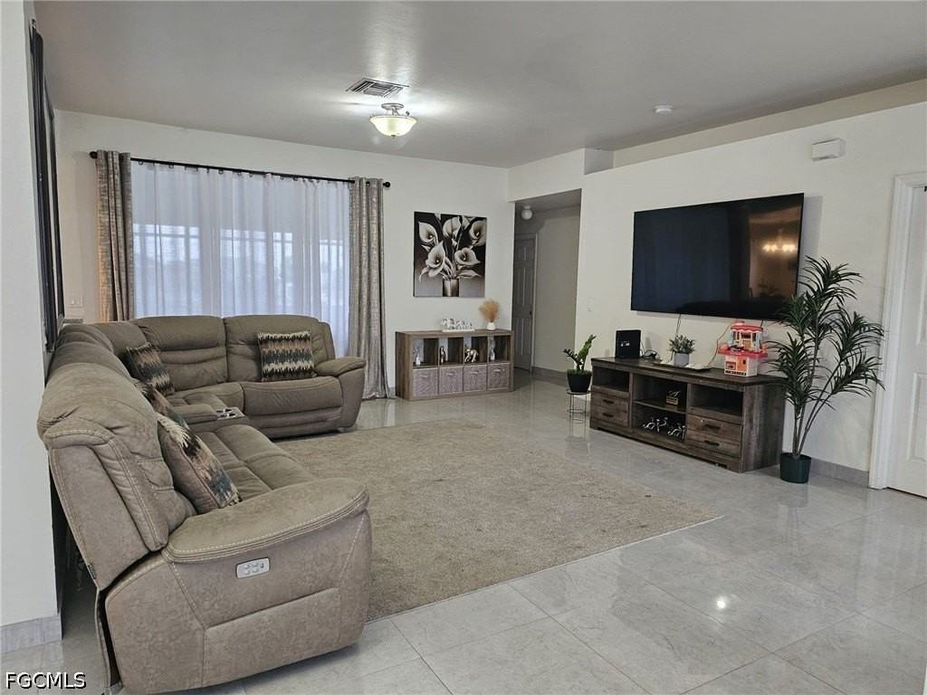 918 Ne 13th St - Photo 4 of 48