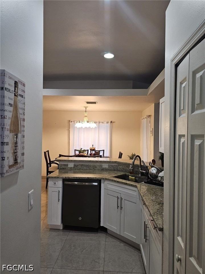 918 Ne 13th St - Photo 5 of 48