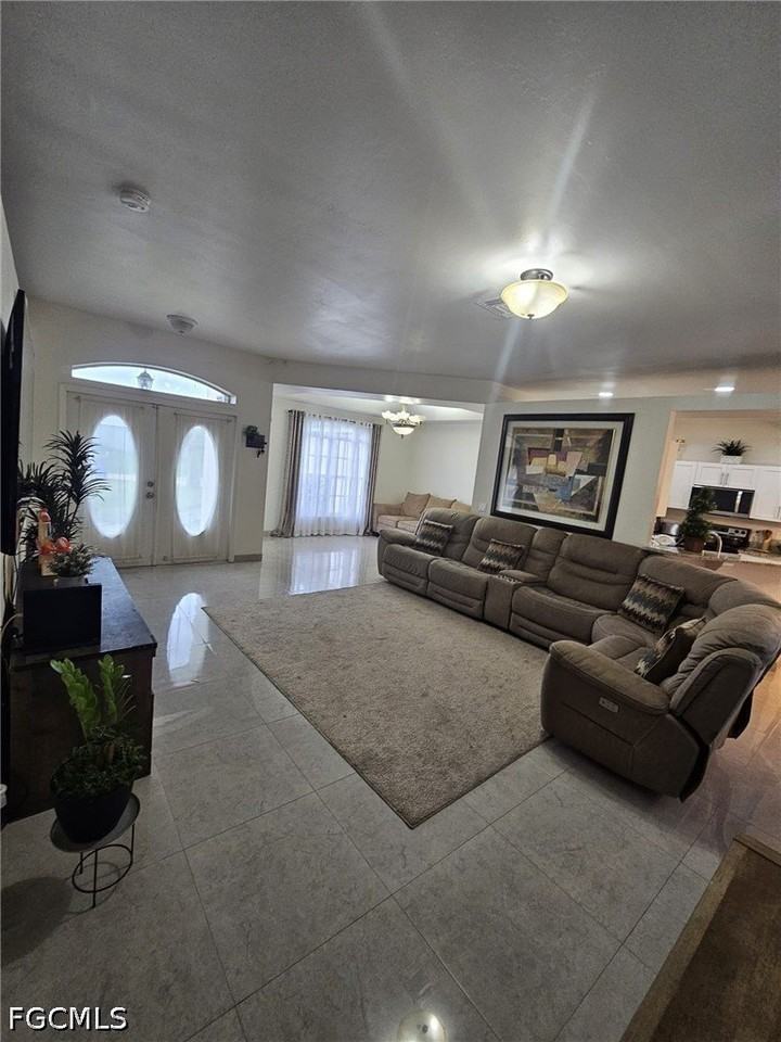 918 Ne 13th St - Photo 7 of 48