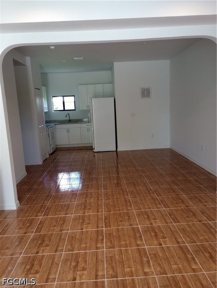 423 Canyon Dr S - Photo 2 of 3