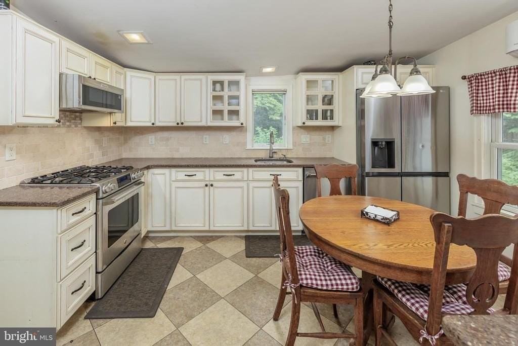 416 Raritan Ave - Photo 2 of 23