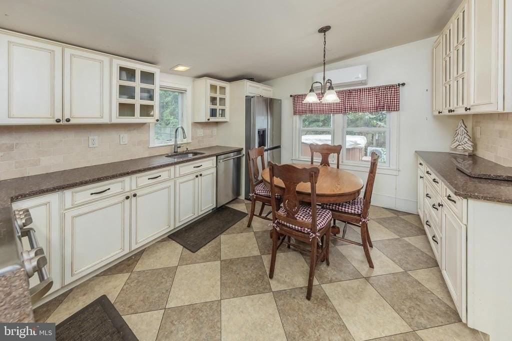 416 Raritan Ave - Photo 3 of 23