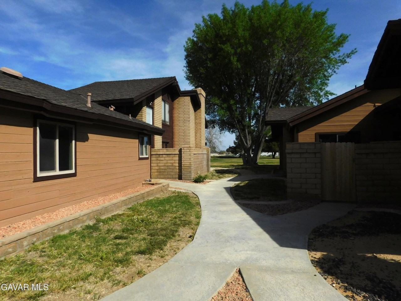 21319 Conklin Ct - Photo 2 of 19