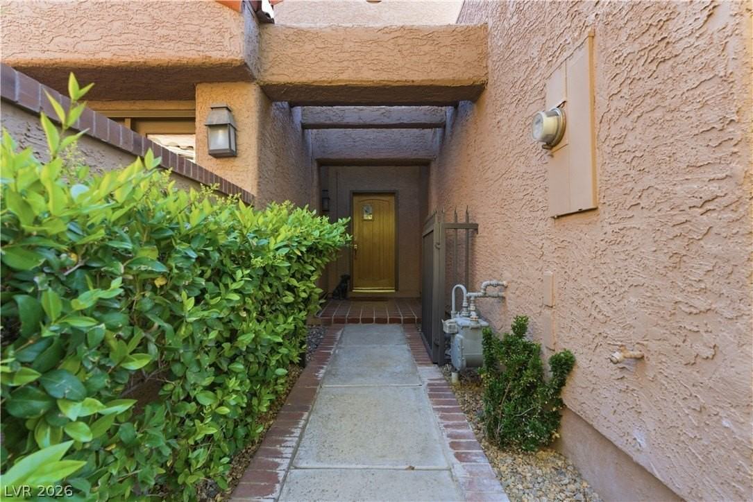 7147 Mission Hills Dr - Photo 2 of 26